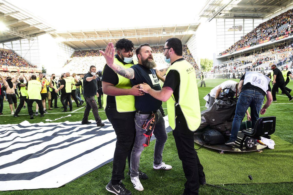 Bătaie generală la meciul campioanei din Ligue 1! Fanii au făcut prăpăd » Poliția, pe gazon