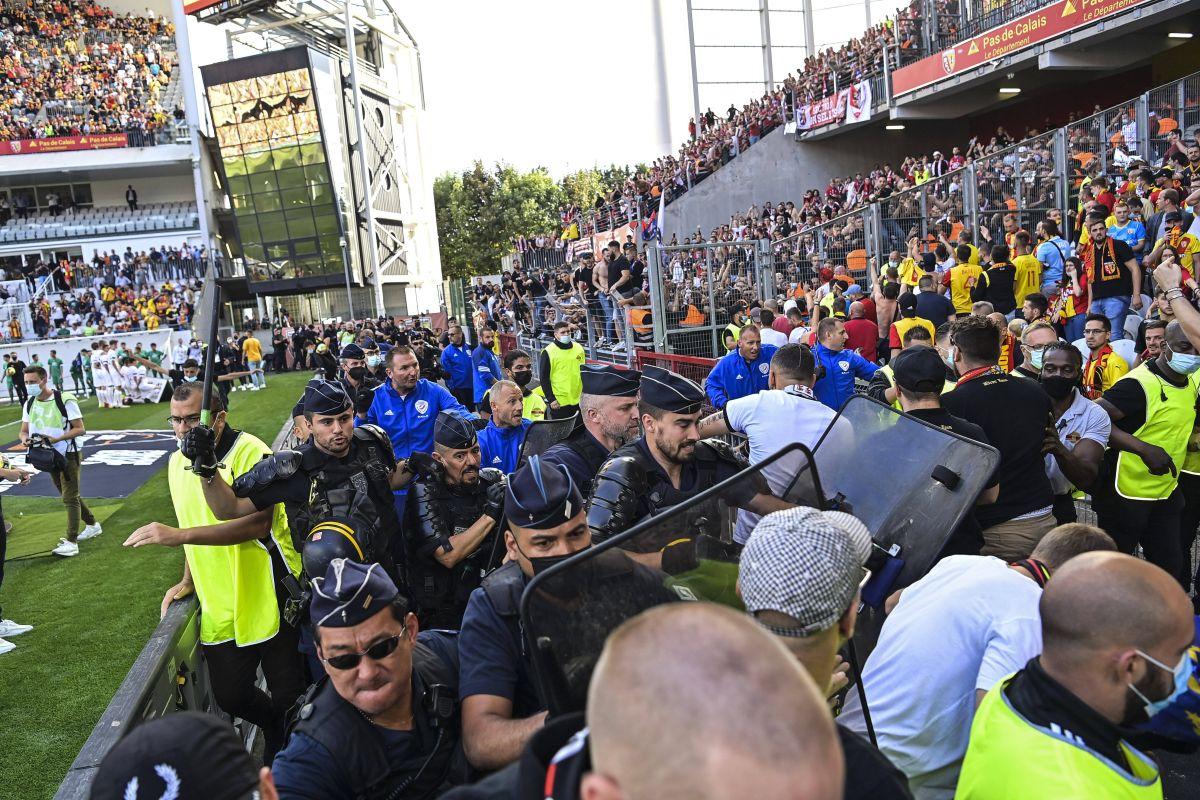 Bătaie generală la meciul campioanei din Ligue 1! Fanii au făcut prăpăd » Poliția, pe gazon