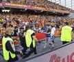 Bătaie generală la meciul campioanei din Ligue 1! Fanii au făcut prăpăd » Poliția, pe gazon