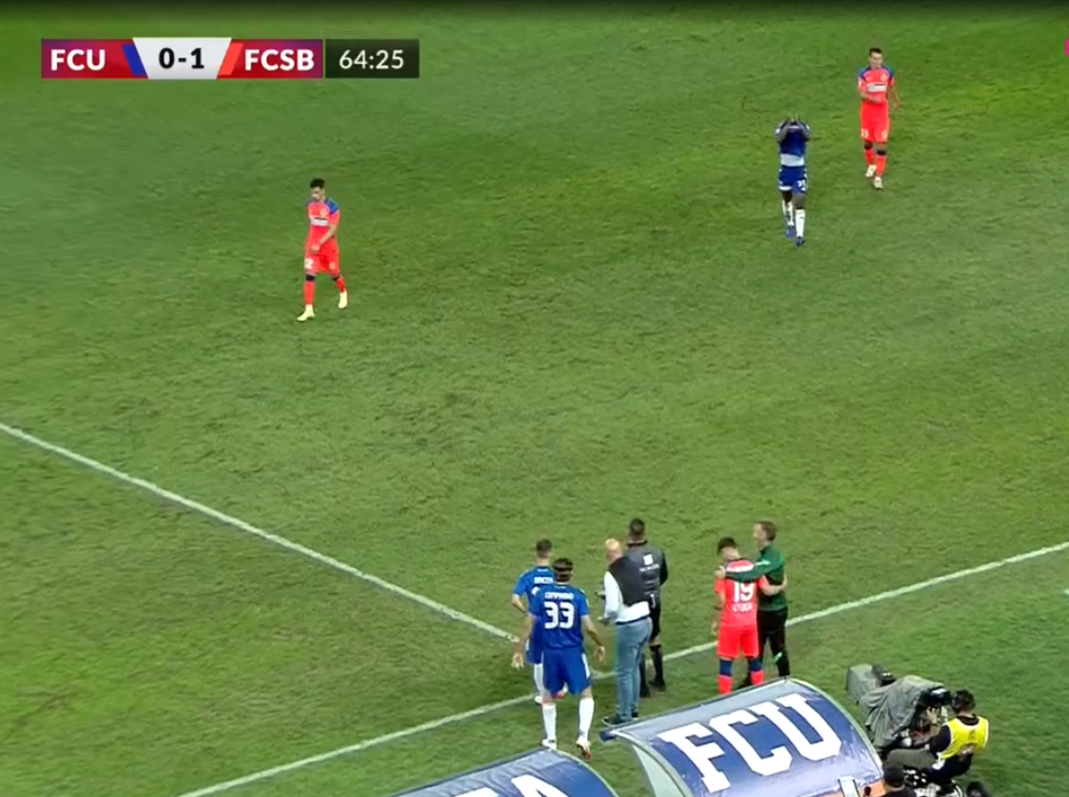 Ieșire nervoasă în FCU Craiova - FCSB » Și-a scos tricoul și a plecat la vestiare!