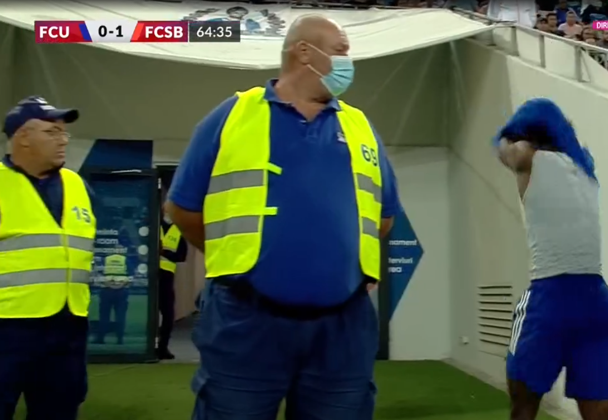 Ieșire nervoasă în FCU Craiova - FCSB » Și-a scos tricoul și a plecat la vestiare!