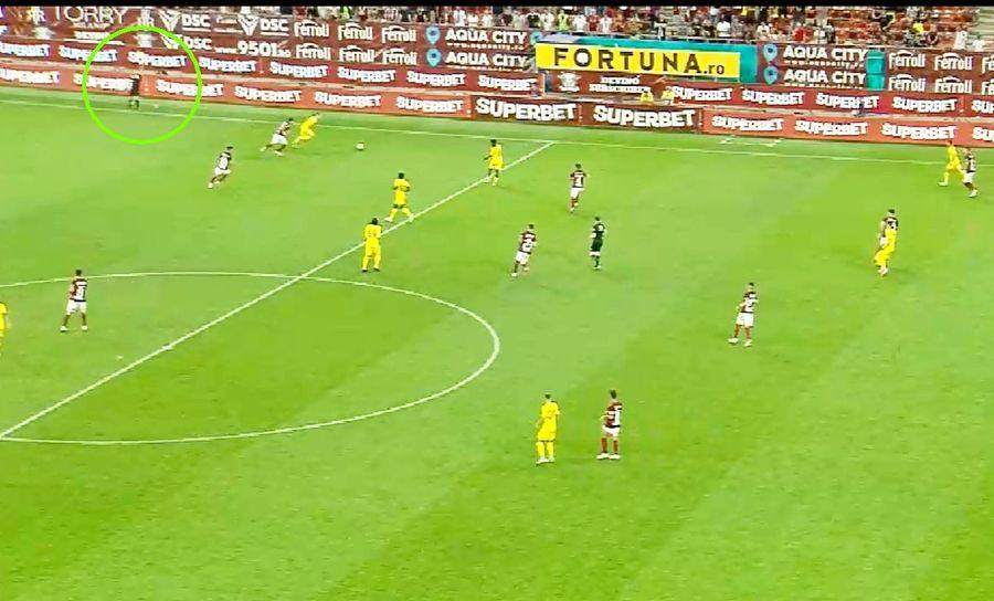 Momentul în care arbitrul asistent ridică fanionul pentru ofsaid / FOTO: Captură TV @Digi Sport 1 Rapid, dezavantajată clar în meciul cu Gaz Metan » Verdictul lui Ion Crăciunescu: „Cum mai arbitrează omul ăsta în Liga1?”