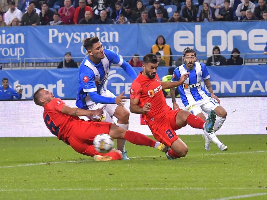Faza din minutul 16, în care Haruț îl faultează în careu pe Markovici, fără ca Petrescu să intervină / Sursă foto: sportpictures.eu MM Stoica iese la atac și prezintă o fază controversată din Bănie: „Viciere! E procedeu de lupte ce face Mitrea cu Compagno”