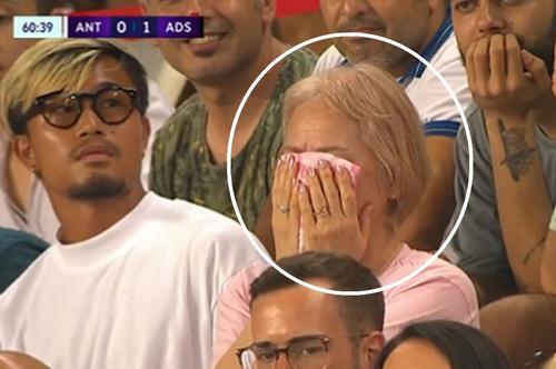 Mama lui Shoya Nakajima a început să plângă // foto: captură beIN SPORTS