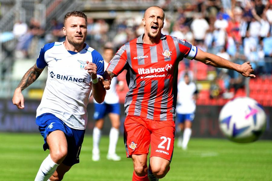Chiricheș a ieșit accidentat în timpul meciului cu Lazio / foto: Guliver/Getty Images Ce au făcut stranierii în acest weekend » Maxim a uimit Turcia + Ionuț Radu, vinovat la un gol + S-a „rupt” Chiricheș