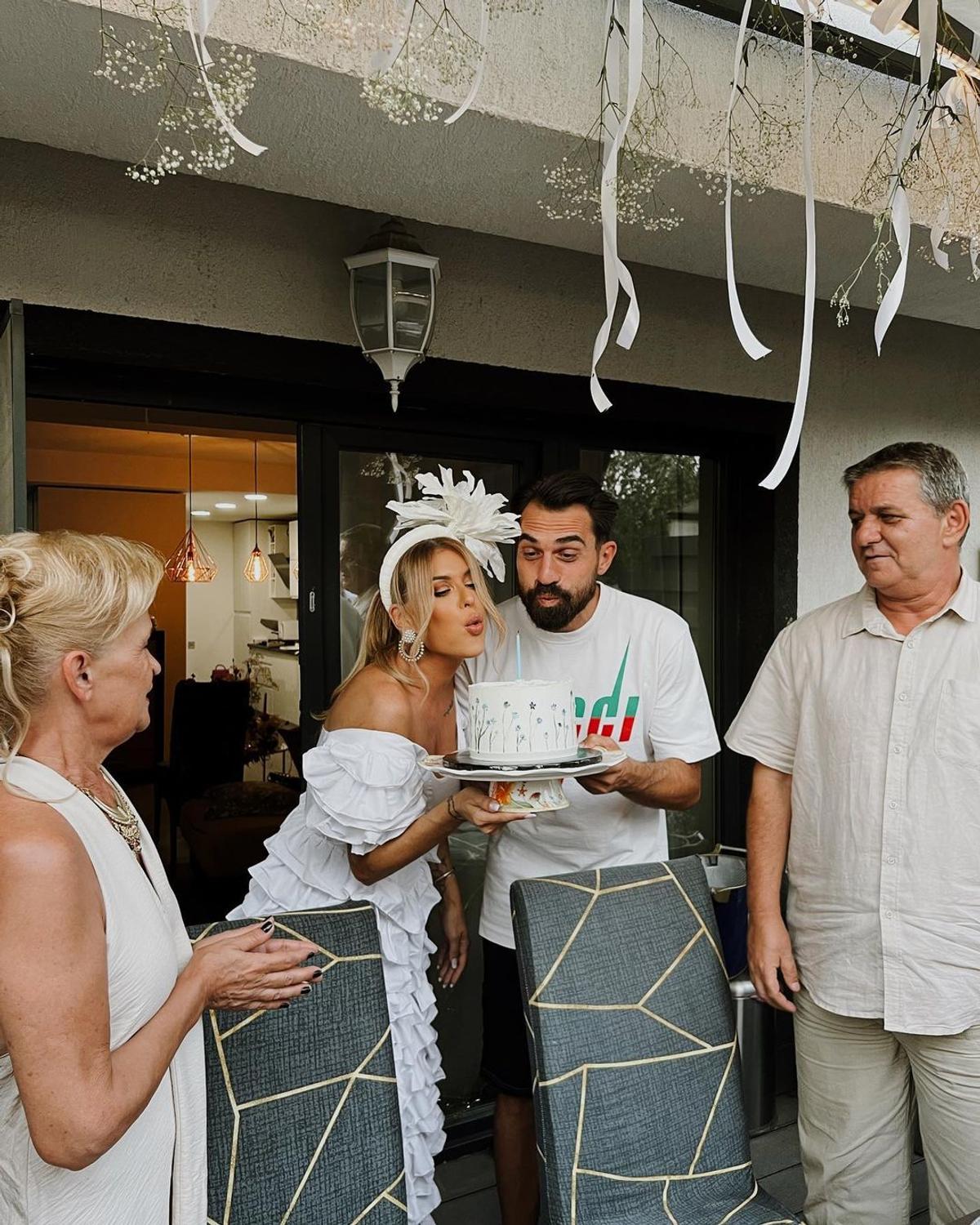 Marius Lăcătuș și soția acestuia, nașii cuplului Maria Simion și Alexandru » Fostul fotbalist a atras toate privirile la nunta creatoarei de modă