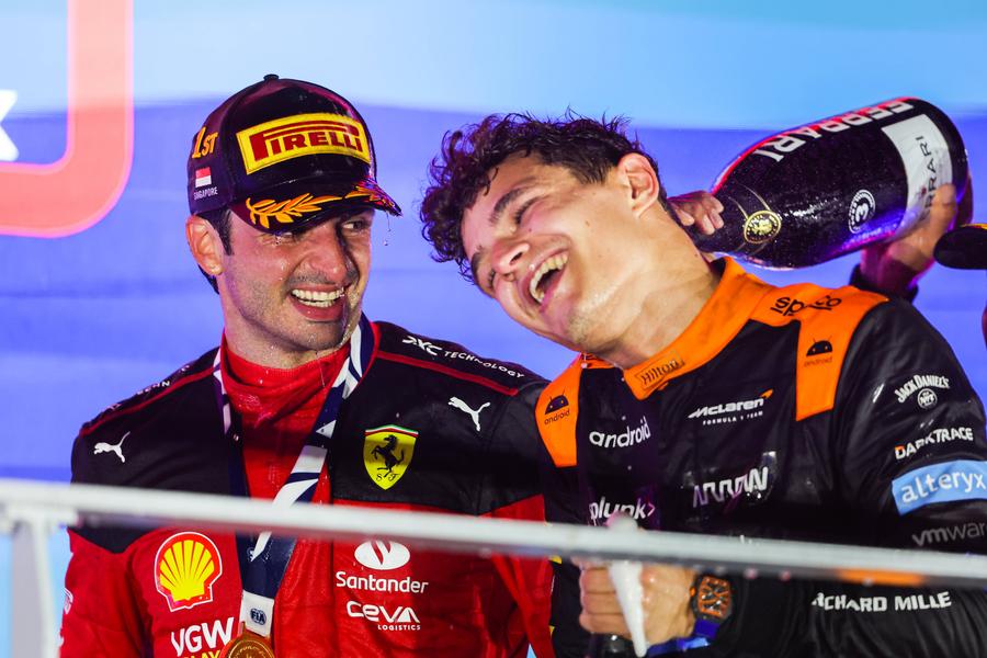FOTO: Imago Carlos Sainz și-a uimit echipa în ultimele tururi » Strategia prin care a câștigat în Singapore: „E ușor de gândit și greu de aplicat”