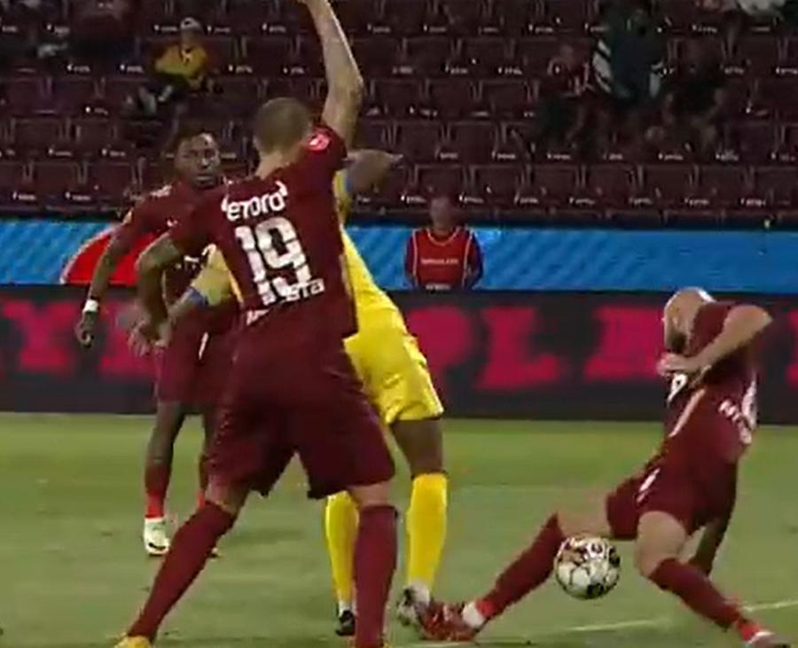 Ajeti l-a călcat pe Pedro în careu / foto: captură Digi Sport Cristi Balaj propune: „Istvan Kovacs să nu ne mai arbitreze niciodată, dar nici pe FCSB vreun arbitru din București!”