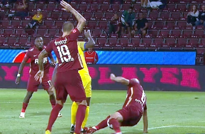 Faultul comis de Arlind Ajeti în CFR Cluj - Petrolul.
Foto: Captură Digi Sport