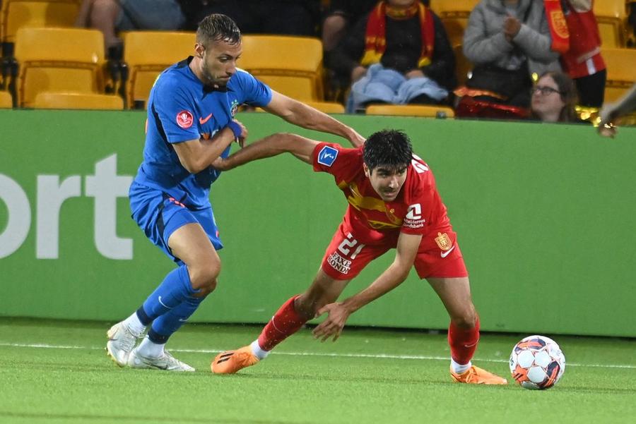 Mihai Lixandru (în albastru)/ foto Imago Images Surpriza uriașă a lui Becali pentru Iftime: o vedetă de la FCSB a rămas pe bancă cu Botoșani