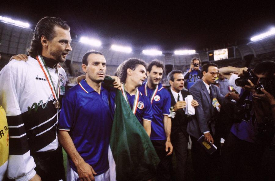Toto Schillaci, alături de colegii din Squadra Azzurra, după finala mică de la CM 1990 / Foto: Imago Notti magiche per sempre. Totò și Luca, pereche în Rai!
