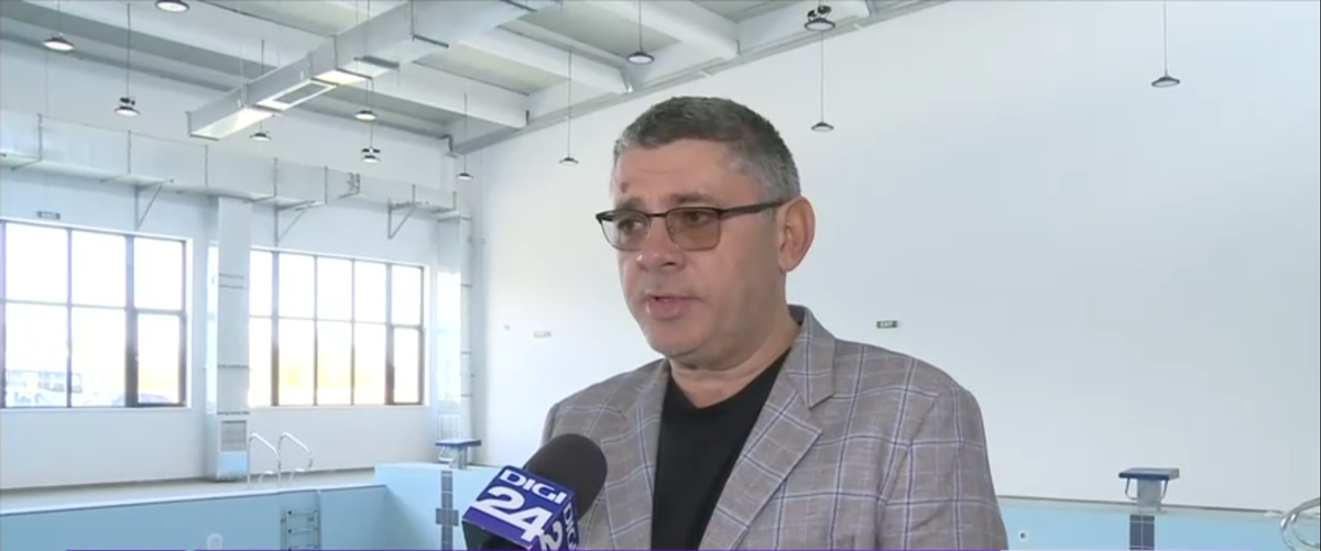 Între timp, în România: bazin semiolimpic inaugurat într-un sat fără canalizare » „Mobilizez babele de prin jurul meu și ne ducem împreună”