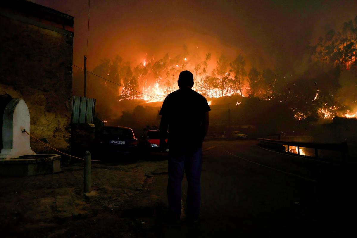 Stadion cuprins de flăclări! Incendii devastatoare în nordul Portugaliei
