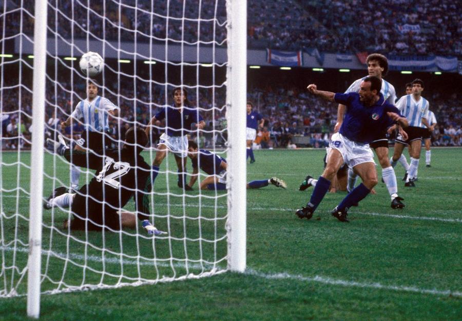 Toto Schillaci nu l-a iertat în semifinala cu Argentina nici pe portarul Sergio Goycochea / Foto: Imago Notti magiche per sempre. Totò și Luca, pereche în Rai!