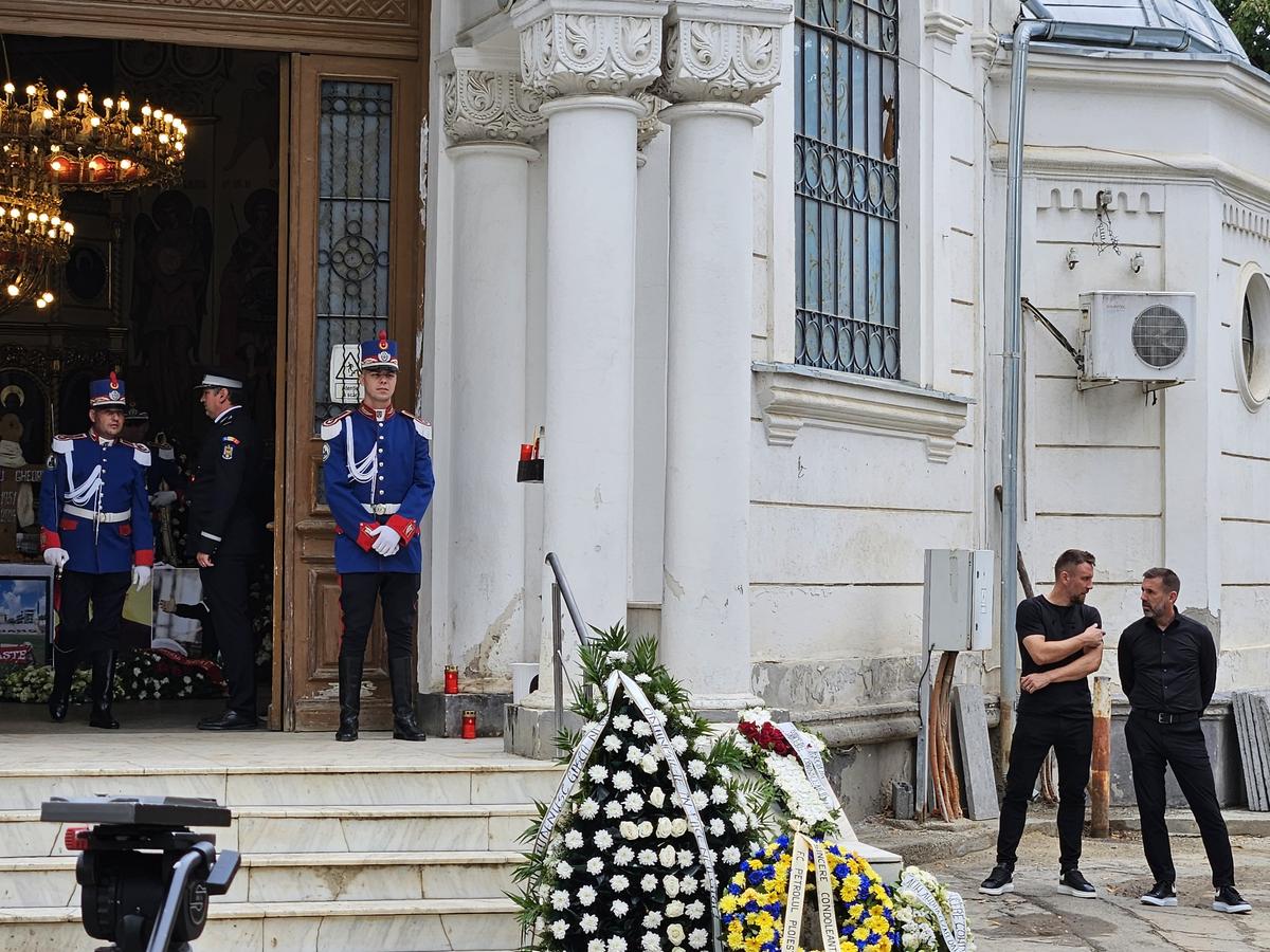 Gigi Mulțescu a fost înmormântat cu onoruri militare în Cimitirul „Reînvierea” » Peste 200 de oameni au venit să-și ia rămas-bun de la legenda lui Dinamo