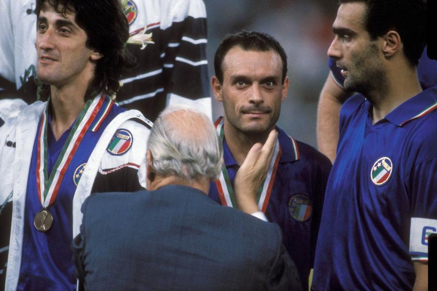Toto Schillaci, alături de Beppe Bergomi, primind medaliile de bronz la Cupa Mondială din 1990 / Foto: Imago Notti magiche per sempre. Totò și Luca, pereche în Rai!