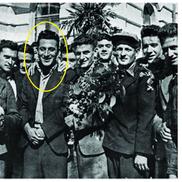 Gyula Limbeck, încercuit, în mijlocul jucătorilor de la Dinamo Tbilisi
