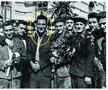 Gyula Limbeck, încercuit, în mijlocul jucătorilor de la Dinamo Tbilisi