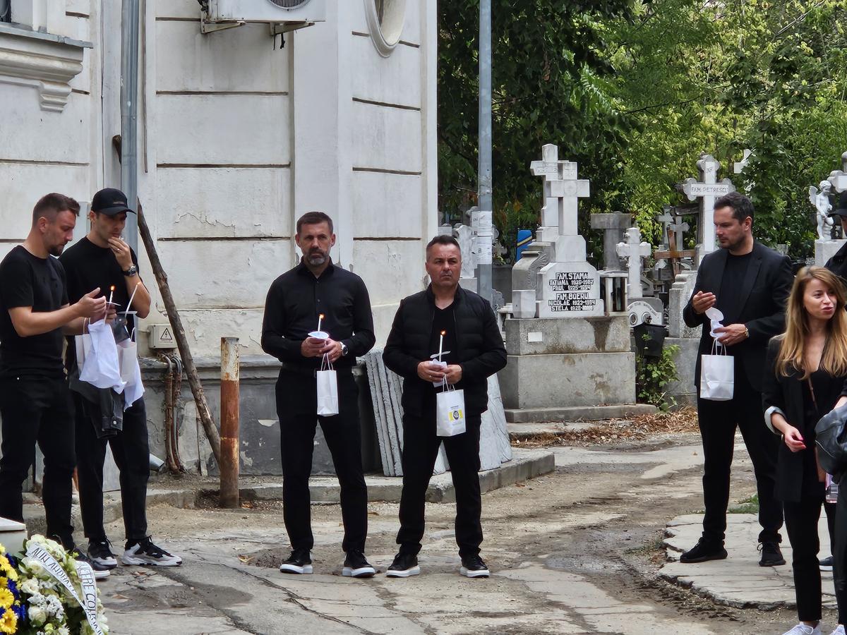 Gigi Mulțescu a fost înmormântat cu onoruri militare în Cimitirul „Reînvierea” » Peste 200 de oameni au venit să-și ia rămas-bun de la legenda lui Dinamo
