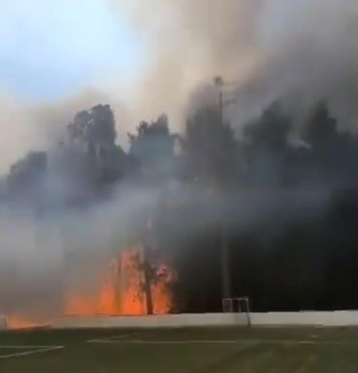 Fotbal mistuit de flăcări » Incendiul devastator a cuprins și stadionul: „Aerul continuă să fie irespirabil. Este un haos total”