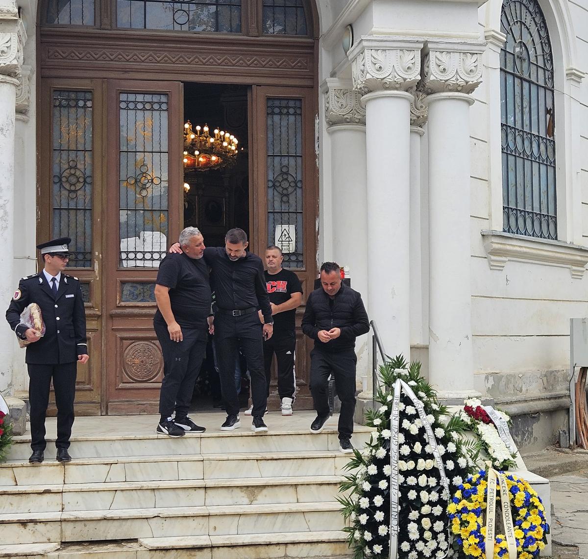Gigi Mulțescu a fost înmormântat cu onoruri militare în Cimitirul „Reînvierea” » Peste 200 de oameni au venit să-și ia rămas-bun de la legenda lui Dinamo