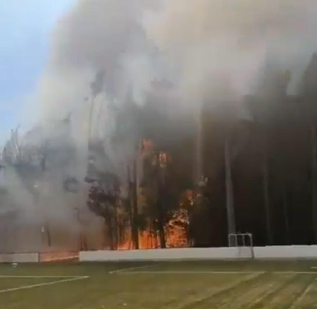 Fotbal mistuit de flăcări » Incendiul devastator a cuprins și stadionul: „Aerul continuă să fie irespirabil. Este un haos total”