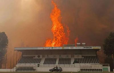 Fotbal mistuit de flăcări » Incendiul devastator a cuprins și stadionul: „Aerul continuă să fie irespirabil. Este un haos total”
