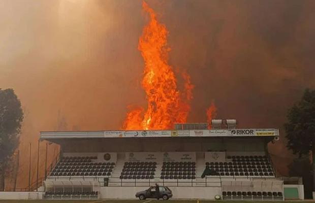 Fotbal mistuit de flăcări » Incendiul devastator a cuprins și stadionul: „Aerul continuă să fie irespirabil. Este un haos total”