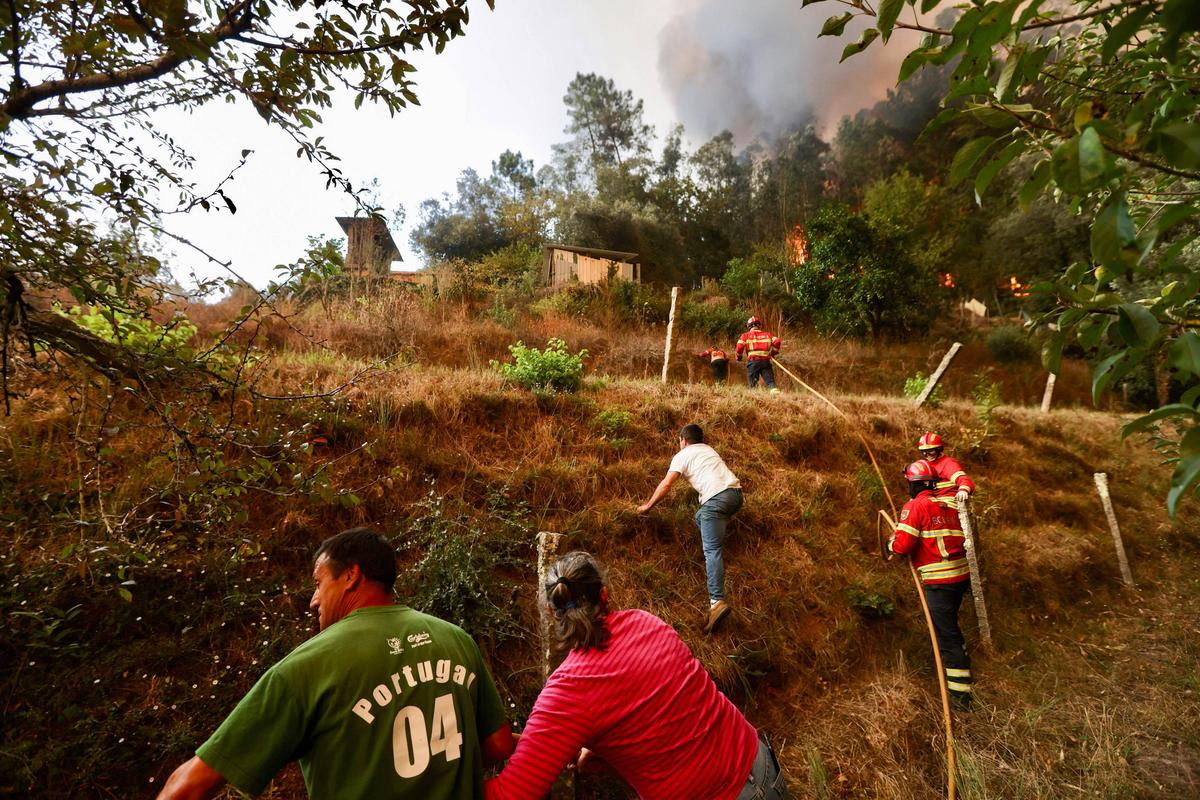 Stadion cuprins de flăclări! Incendii devastatoare în nordul Portugaliei