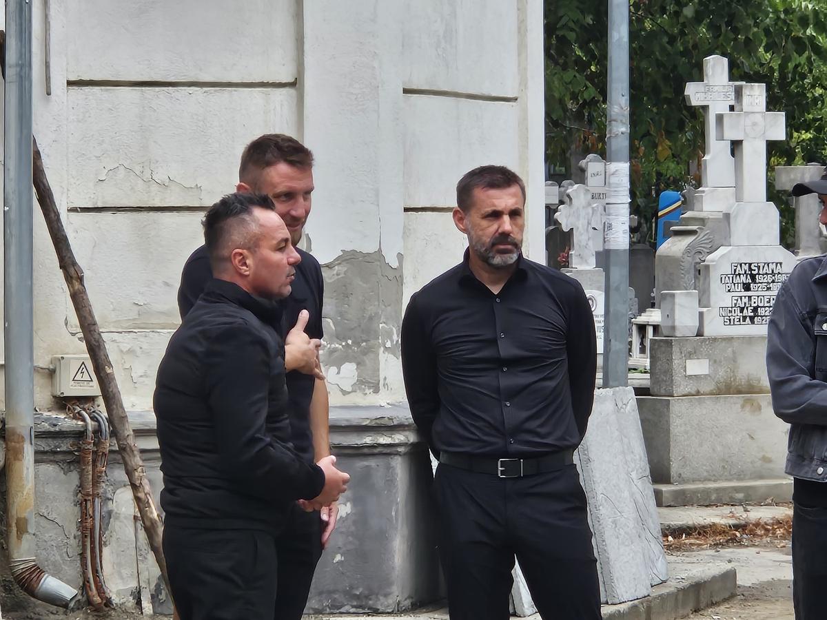 Gigi Mulțescu a fost înmormântat cu onoruri militare în Cimitirul „Reînvierea” » Peste 200 de oameni au venit să-și ia rămas-bun de la legenda lui Dinamo