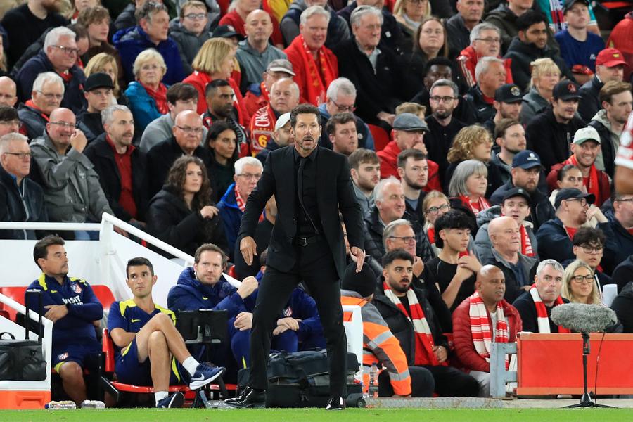 Diego Simeone, cu suporterii în spate, în timpul meciului Liverpool - Atletico Madrid/ foto: Imago Images Explicația lui Diego Simeone, după gestul obscen de pe Anfield: „Eu sunt cel care trebuie să suporte. De ce?”