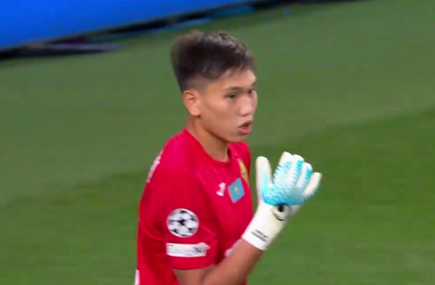 Serkhan Kalmyrza (18 ani), tânărul portar al celui de la Kairat Almaty a apărat un penalty în meciul cu Sporting Lisabona, primul din Liga Campionilor pentru echipa din Kazahstan.