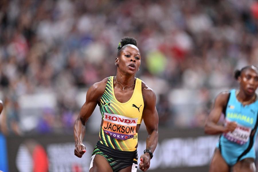 Shericka Jackson (Jamaica), alergând în seriile semifinale ale probei de 200 de metri din cadrul Campionatelor Mondiale de la Tokyo 2025 Foto: Imago Images Fast and Furious: Noah Lyles s-a calificat cu cea mai bună performanță a sezonului în finala probei de 200 de metri de la Mondiale