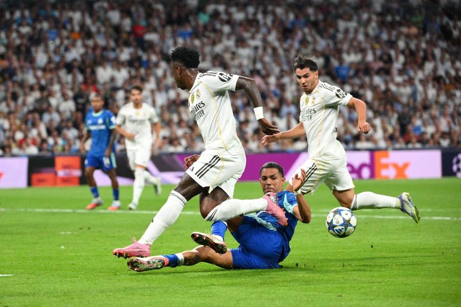 Aflat în cădere, după ce l-a deposedat pe Vinicius, Facundo Medina (foto, în albastru) a atins balonul cu mâna / Foto: Imago Legendele fotbalului francez „au luat foc”: „Când l-am văzut pe arbitru la braț cu Carvajal....”