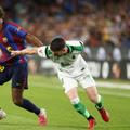 Karim Adeyemi (dreapta) nu poate fi oprit decât prin ținere de tricou / Foto: Imago