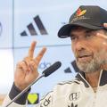 Jurgen Klopp și mesajul de pe șapcă: „Unul dintre 83 de milioane” / Foto: Imago