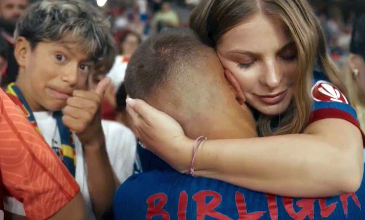 A apărut filmarea finală cu Bîrligea și Antonia: ce a ieșit din imaginile prin care și-au pus suporterii în cap