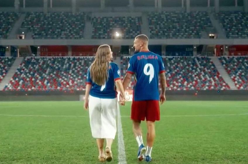 Daniel Bîrligea, alături de logodnica Antonia, pe gazonul Stadionului Steaua