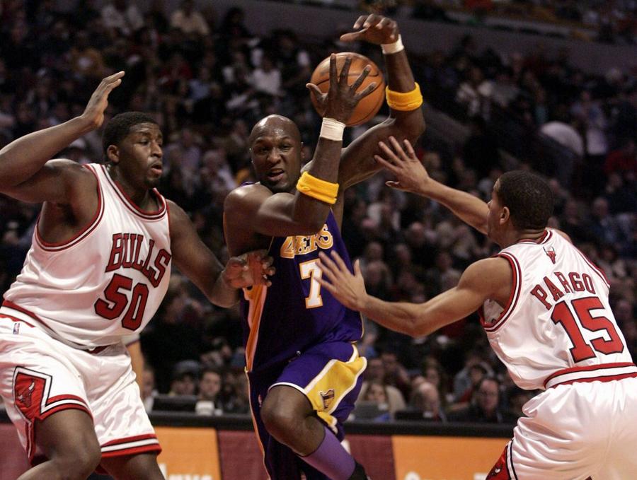 Mike Sweetney (stânga) la Chicago Bulls // Foto: Imago Images Tragedie în lumea NBA: Mike Sweetney a murit la 43 de ani, după o carieră marcată de depresie severă și lupta cu kilogramele