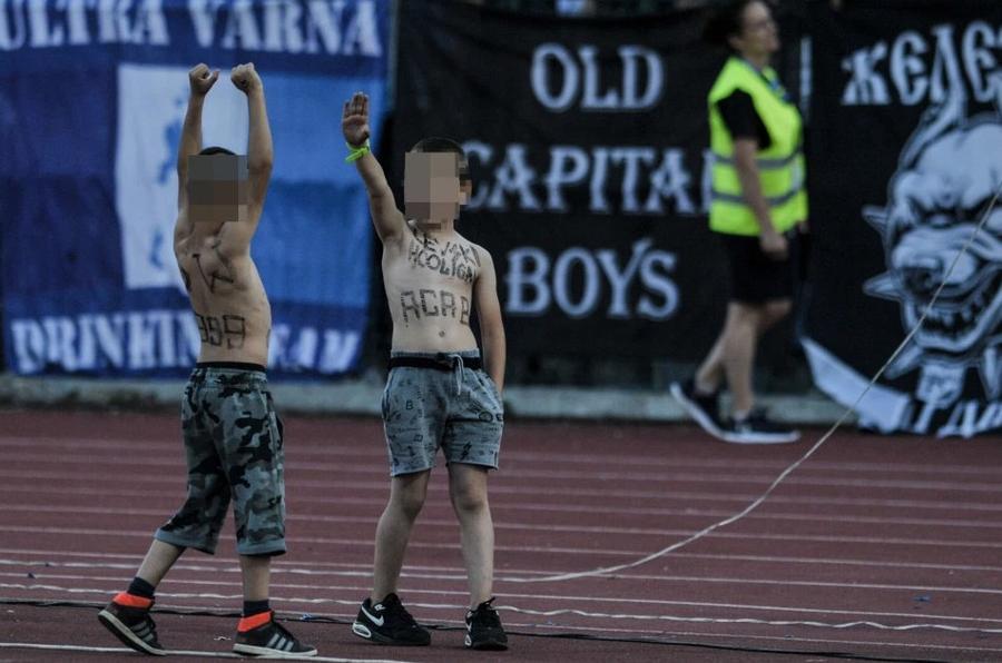 FOTO Copii ultrași cu „tatuaje” și saluturi naziste » Pozele înfiorătoare care explică atacul rasist de la Bulgaria - Anglia 0-6