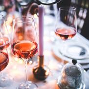 1. Femeile măritate nu au voie să bea mai mult de un pahar de vin în Bolivia. Soțul poate cere divorțul dacă soția bea mai mult de un pahar în public!
