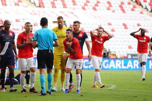 Gaziantep, formația antrenată de Marius Șumudică, a remizat 1-1 pe terenul celor de la Antalyaspor. Alexandru Maxim și Alin Toșca au fost titulari la oaspeți.