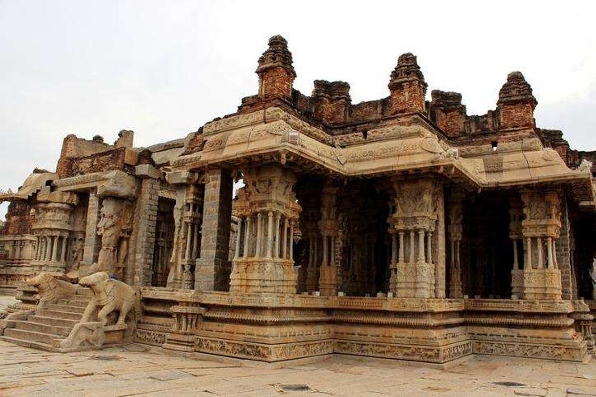 FOTO 10 lucruri inexplicabile din India: de la statuia care crește an de an sau satul în care se nasc numai gemeni la templul cu pereți cântători