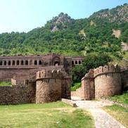 Fortul Bhangarh se află într-o zonă izolată și e considerat unul dintre cele mai înfiorătoare locuri. Mai mulți turiști care l-au vizitat au afirmat că au avut un sentiment înfiorător de greu. Mai mult, se spune că au fost temerari care l-au explorat în timpul nopții și nu s-au mai întors în viață. Autoritățile au interzis vizitarea fortului pe timp de noapte // Foto: WomenPla