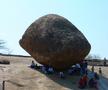„Krishna’s Butter Ball” este o stâncă enormă din Mahabalipuram impresionează prin faptul că stă într-un echilibru perfect pe o pantă. Stânca are 20 de metri înălțime și a devenit o atracție pentru turiști. // Foto: KavitaJV