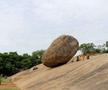 „Krishna’s Butter Ball” este o stâncă enormă din Mahabalipuram impresionează prin faptul că stă într-un echilibru perfect pe o pantă. Stânca are 20 de metri înălțime și a devenit o atracție pentru turiști. // Foto: KavitaJV