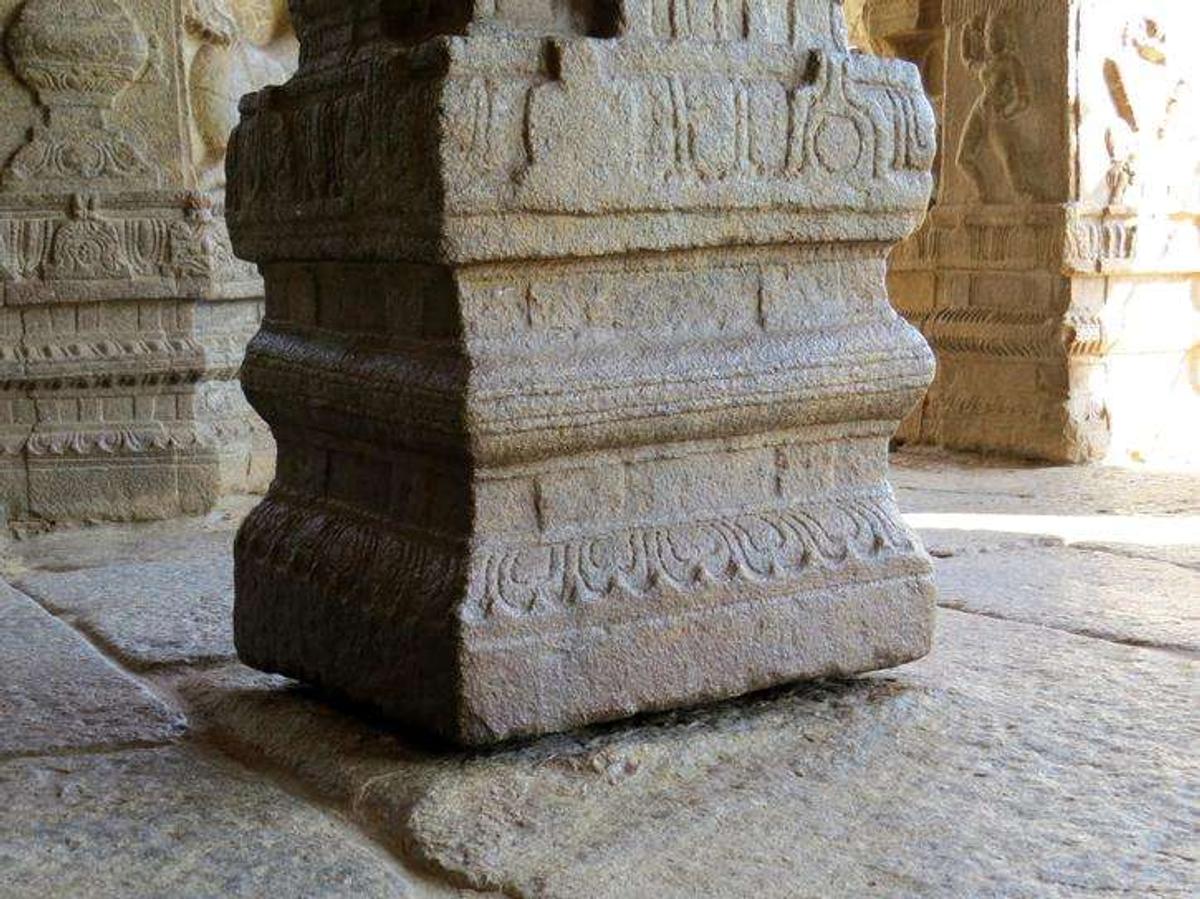 FOTO 10 lucruri inexplicabile din India: de la statuia care crește an de an sau satul în care se nasc numai gemeni la templul cu pereți cântători