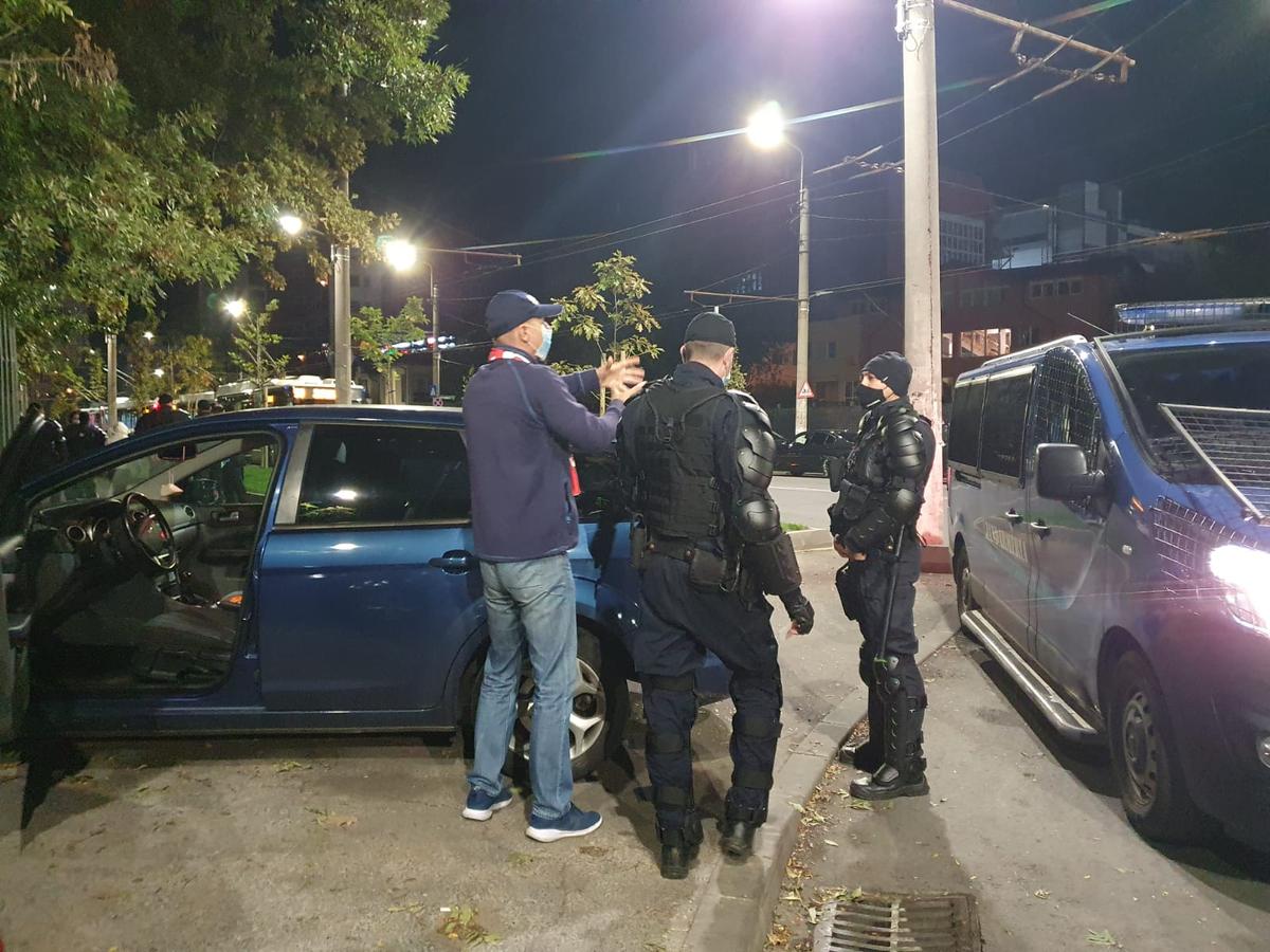 DINAMO - CRAIOVA. FOTO Agitație la porțile Arenei Naționale » Suporterii dinamoviști, luați în primire de jandarmi
