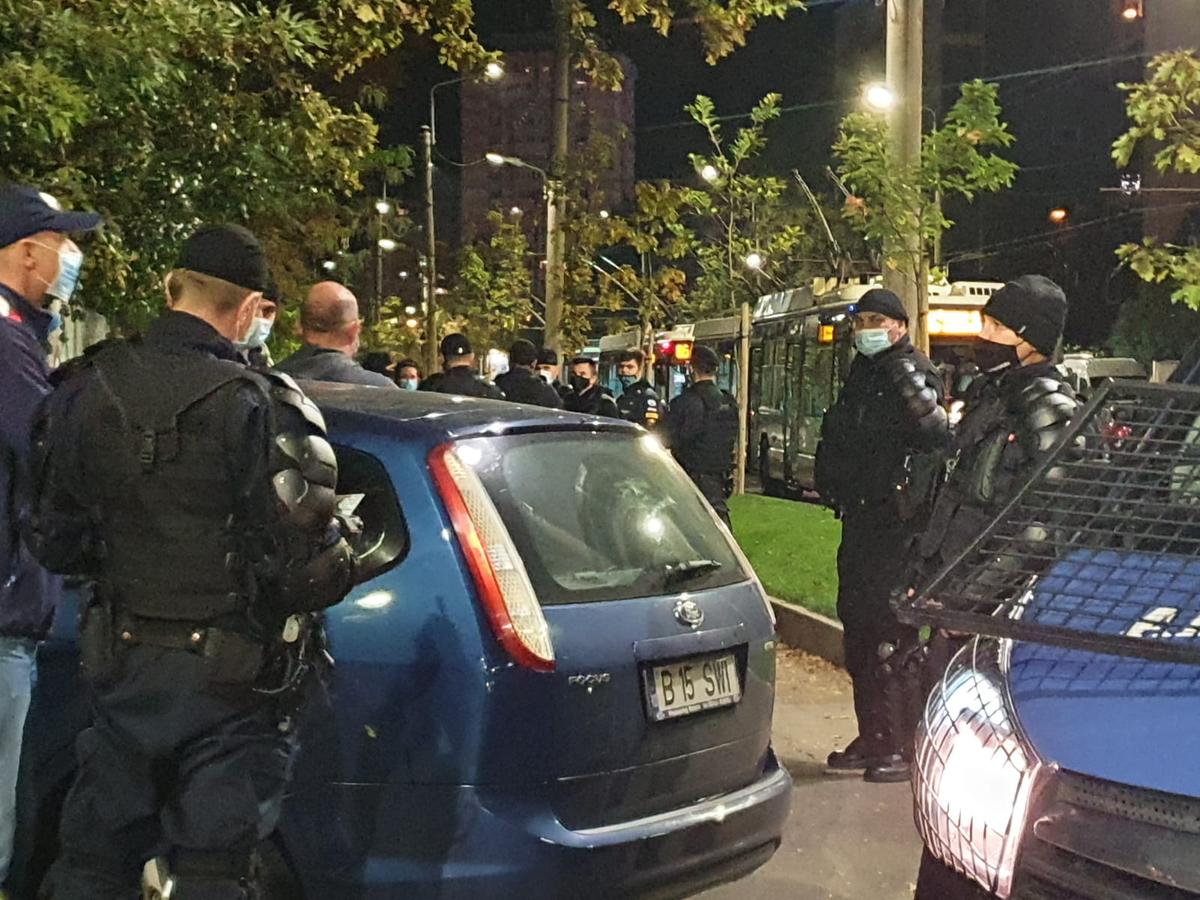 DINAMO - CRAIOVA. FOTO Agitație la porțile Arenei Naționale » Suporterii dinamoviști, luați în primire de jandarmi