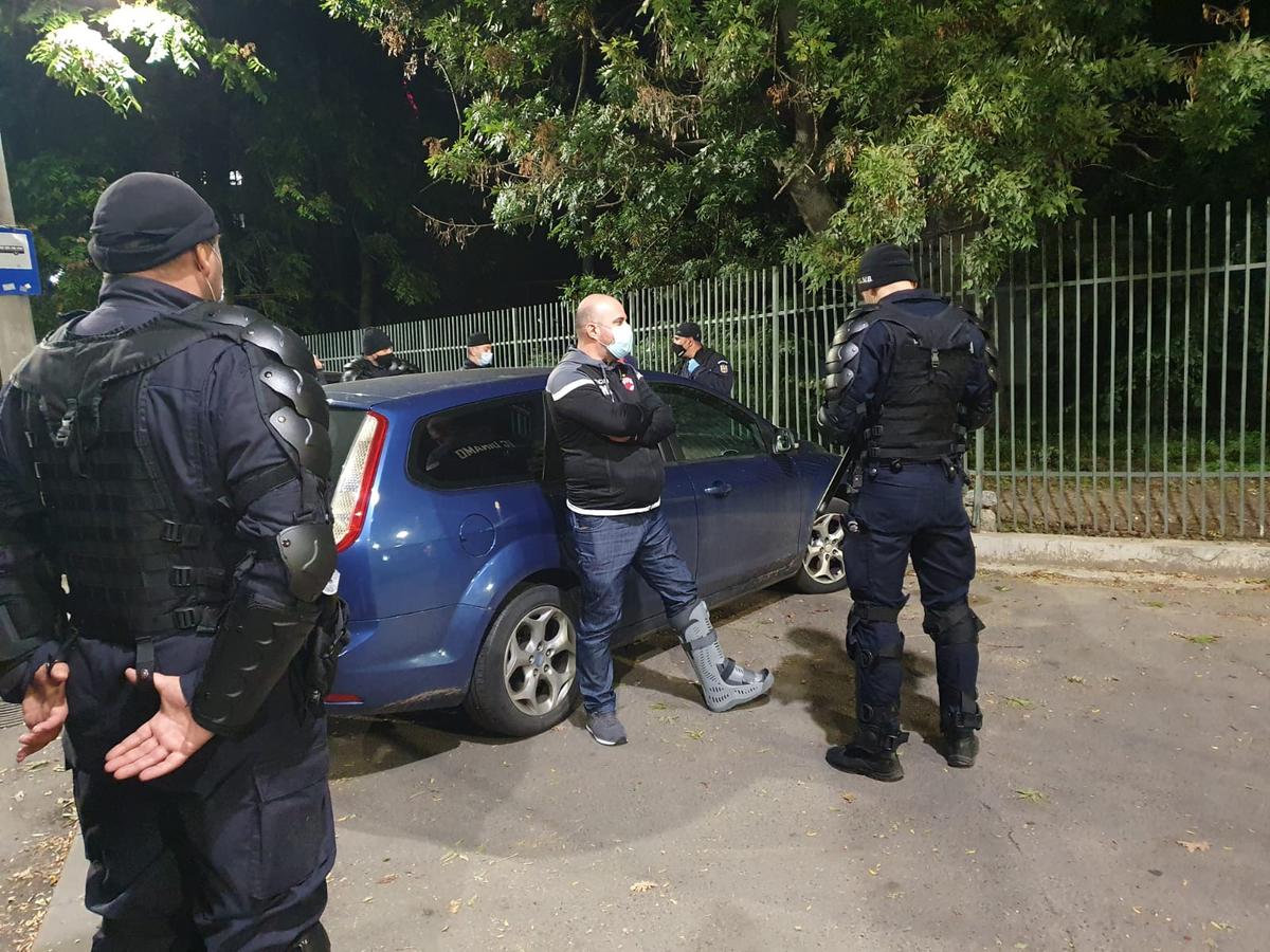 DINAMO - CRAIOVA. FOTO Agitație la porțile Arenei Naționale » Suporterii dinamoviști, luați în primire de jandarmi